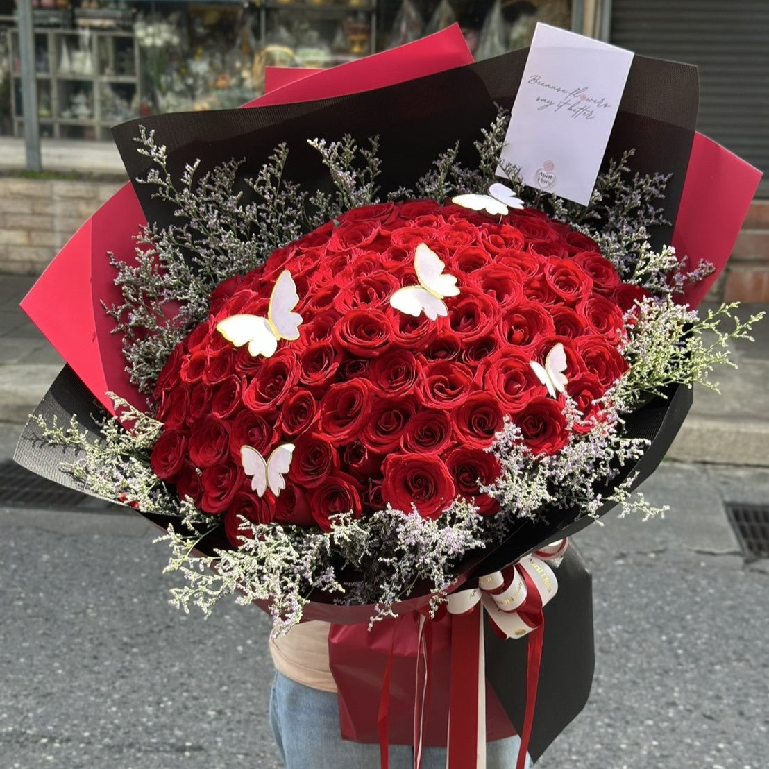 ช่อดอกไม้ "Scarlet Symphony"