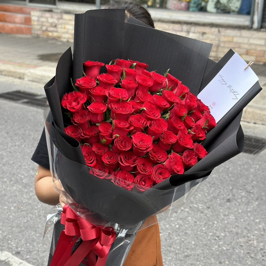 ช่อดอกไม้ "Hugs and Kisses" กุหลาบแดง 50 ดอก (สีดำ)