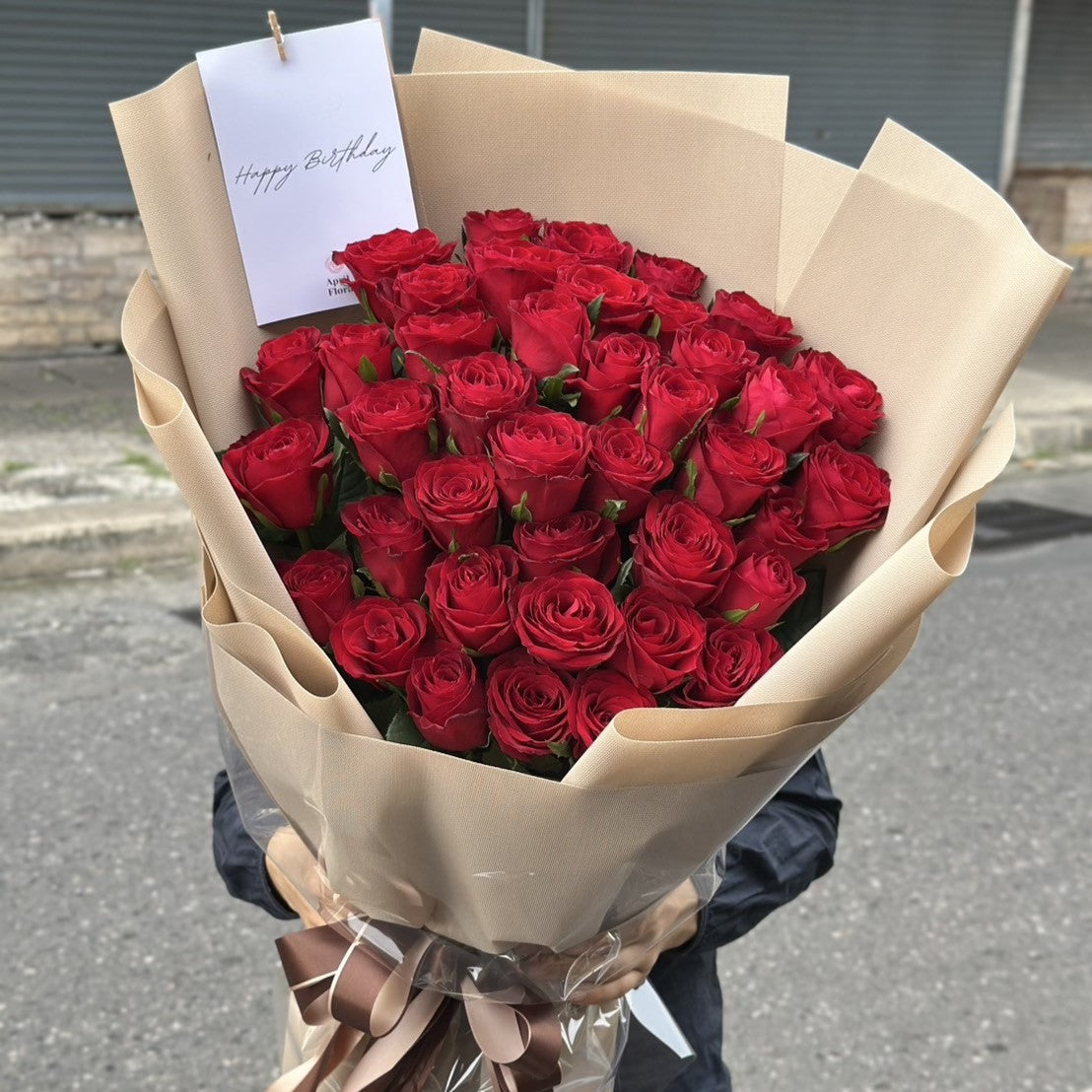 ช่อดอกไม้ "Hugs and Kisses" กุหลาบแดง 50 ดอก (สีเบจ)
